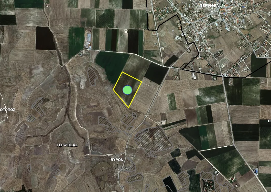 Satellite view of the large Terpsithea parcel near Larisa outlined in yellow among fields, with the black settlement boundary of Terpsithea drawn to the north-east of it